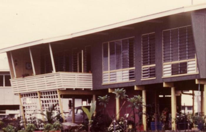 Darwin elevated house with grey side walls and louvres