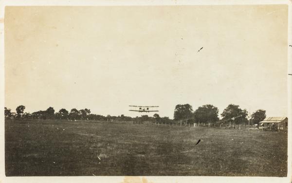 Ross and Keith Smith’s aeroplane coming in to land in Darwin on 10 December 1919.