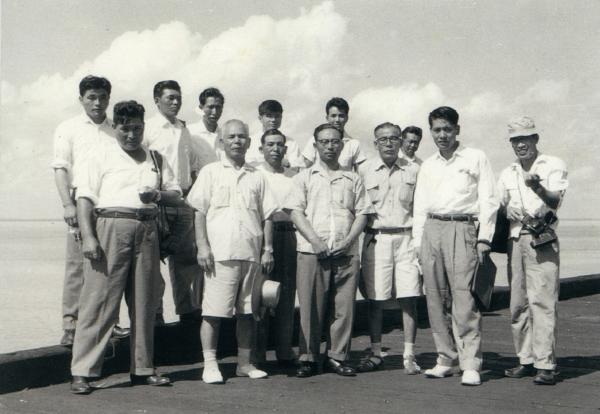 A group of employees of the Fujita Salvage Company in 1960.